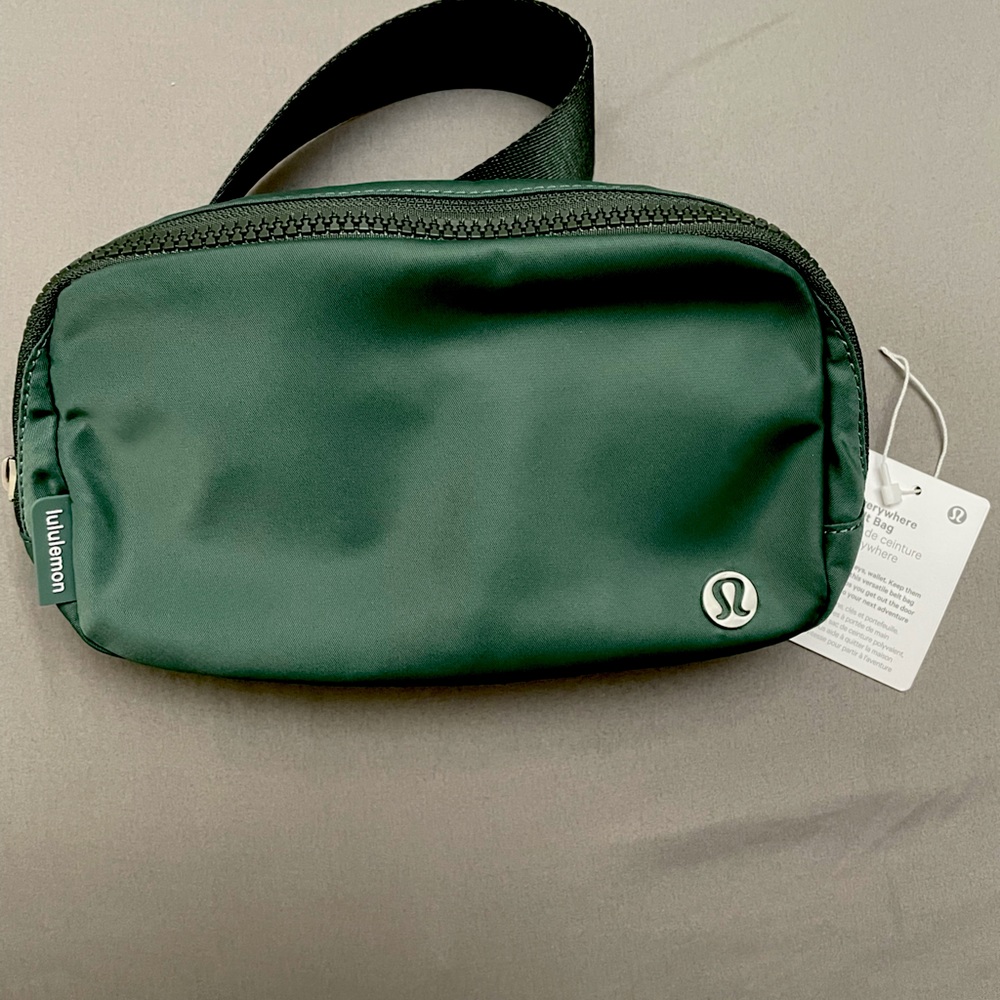Lululemon everywhere belt bag in dark forest
